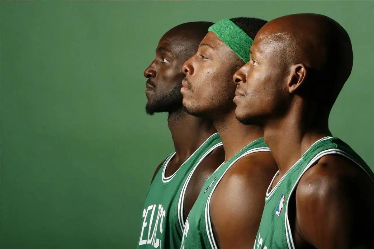 东道主签运不错 法国队遭遇强敌 美加墨世界杯分组抽签结果揭晓（美加墨世界杯分组揭晓：东道主签运佳，法国遭强敌）