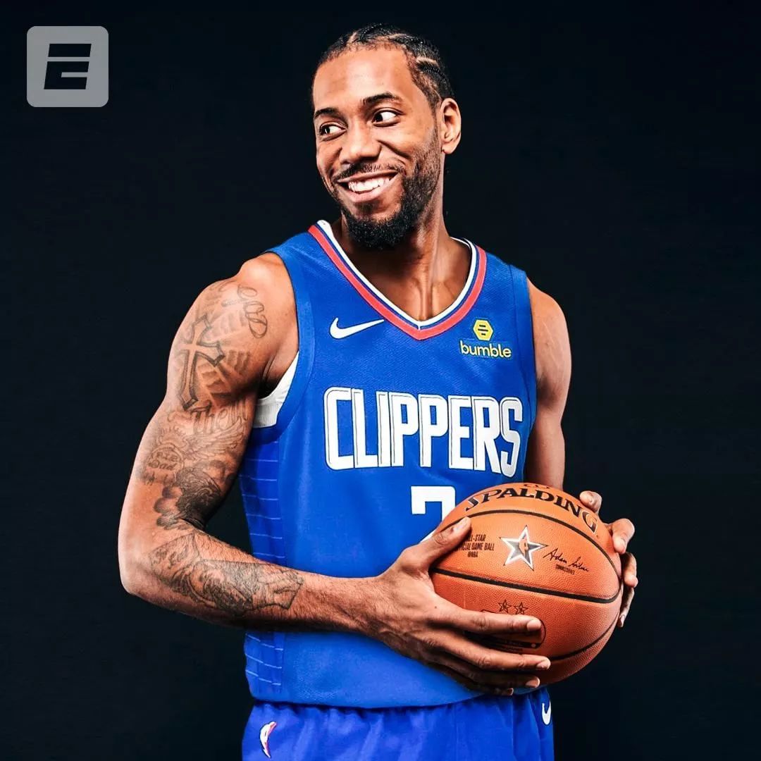 转会窗：尤文国米竞争21岁后卫，麦肯尼续约博弈（转会动态：尤文与国米争抢21岁后卫，麦肯尼续约谈判胶着）