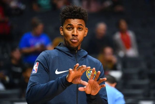 诺伊尔：没考虑重返德国队，希望活在当下和拜仁一起奋斗（诺伊尔：不考虑回归国家队，专注当下，与拜仁并肩作战）